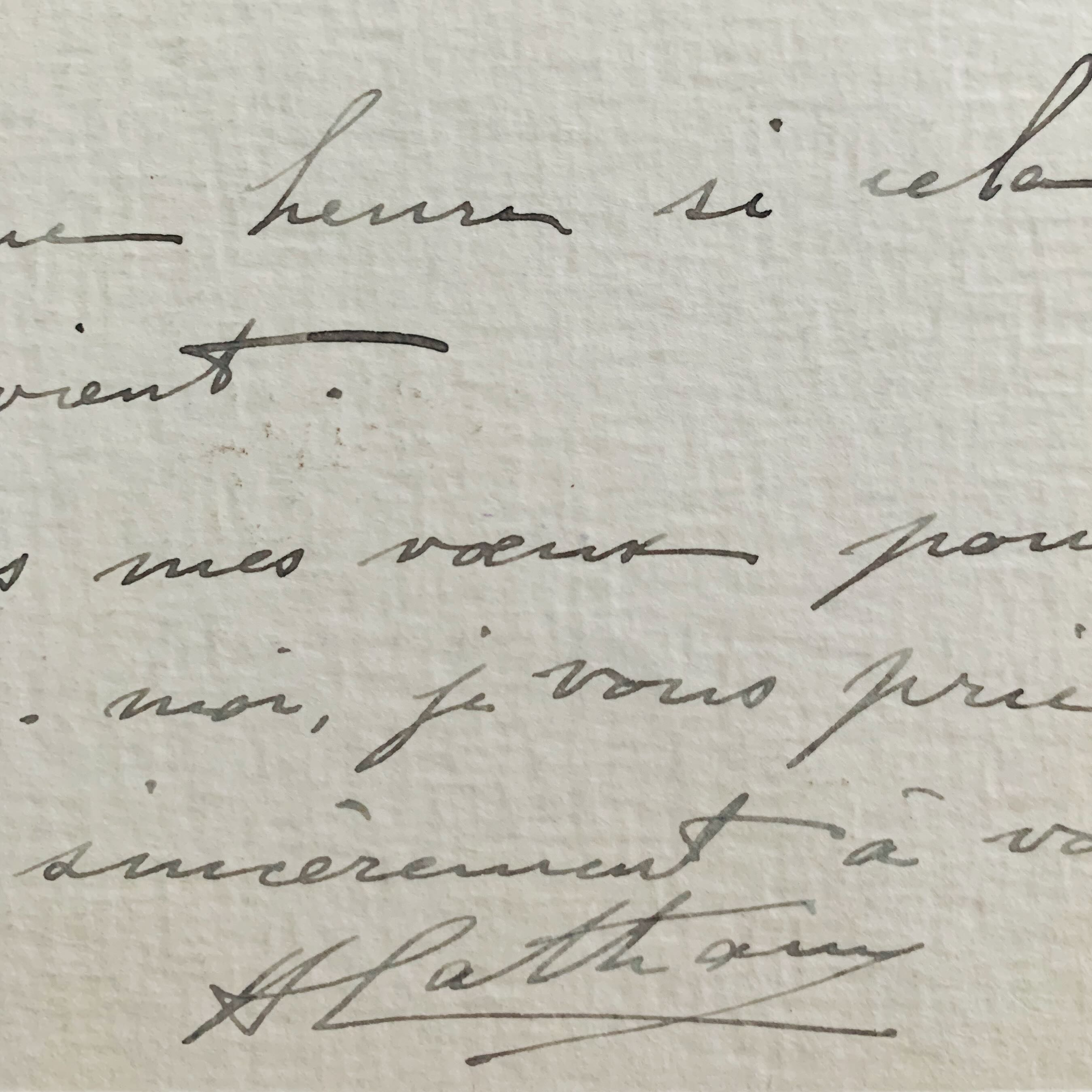 Le pionnier de l’aviation Hubert Latham se rend disponible pour une pose