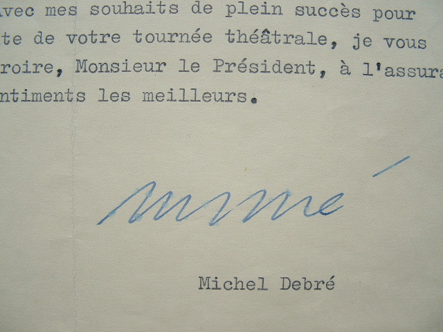 Michel Debré accorde son patronage aux parachutistes.