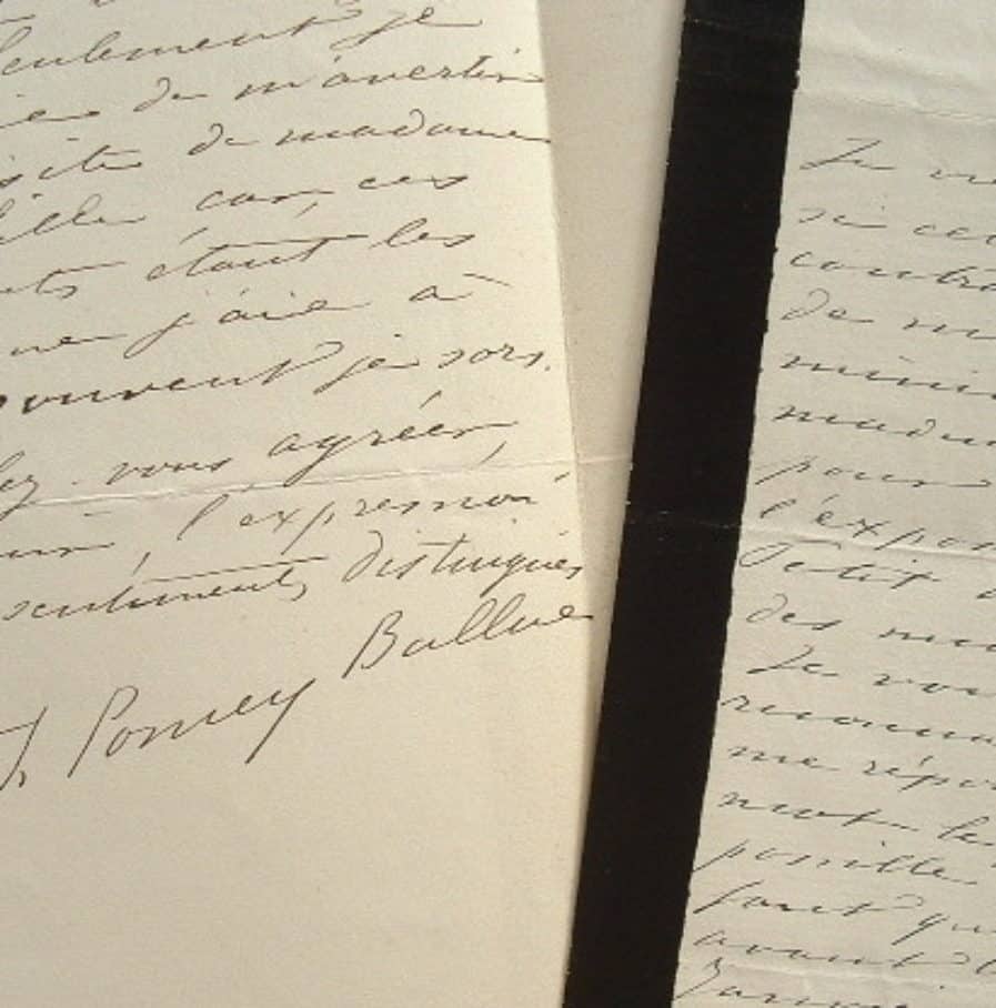 La miniaturiste Thérèse Pomey-Ballue fixe son prix.