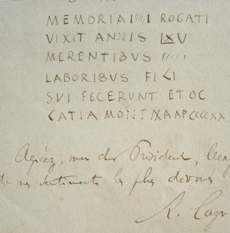 René Cagnat déchiffre une inscription antique.