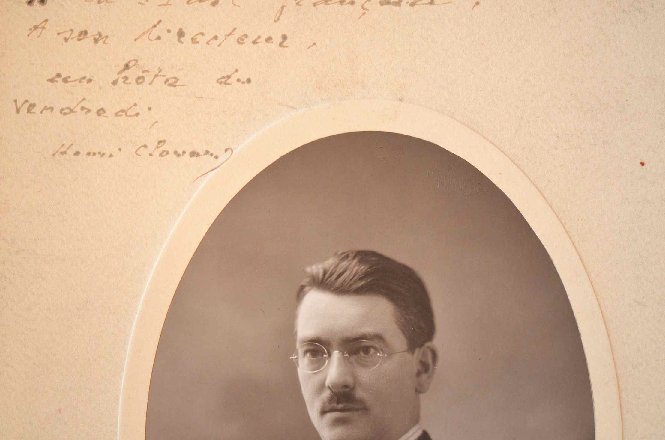 Portrait dédicacé du critique monarchiste Henri Clouard.