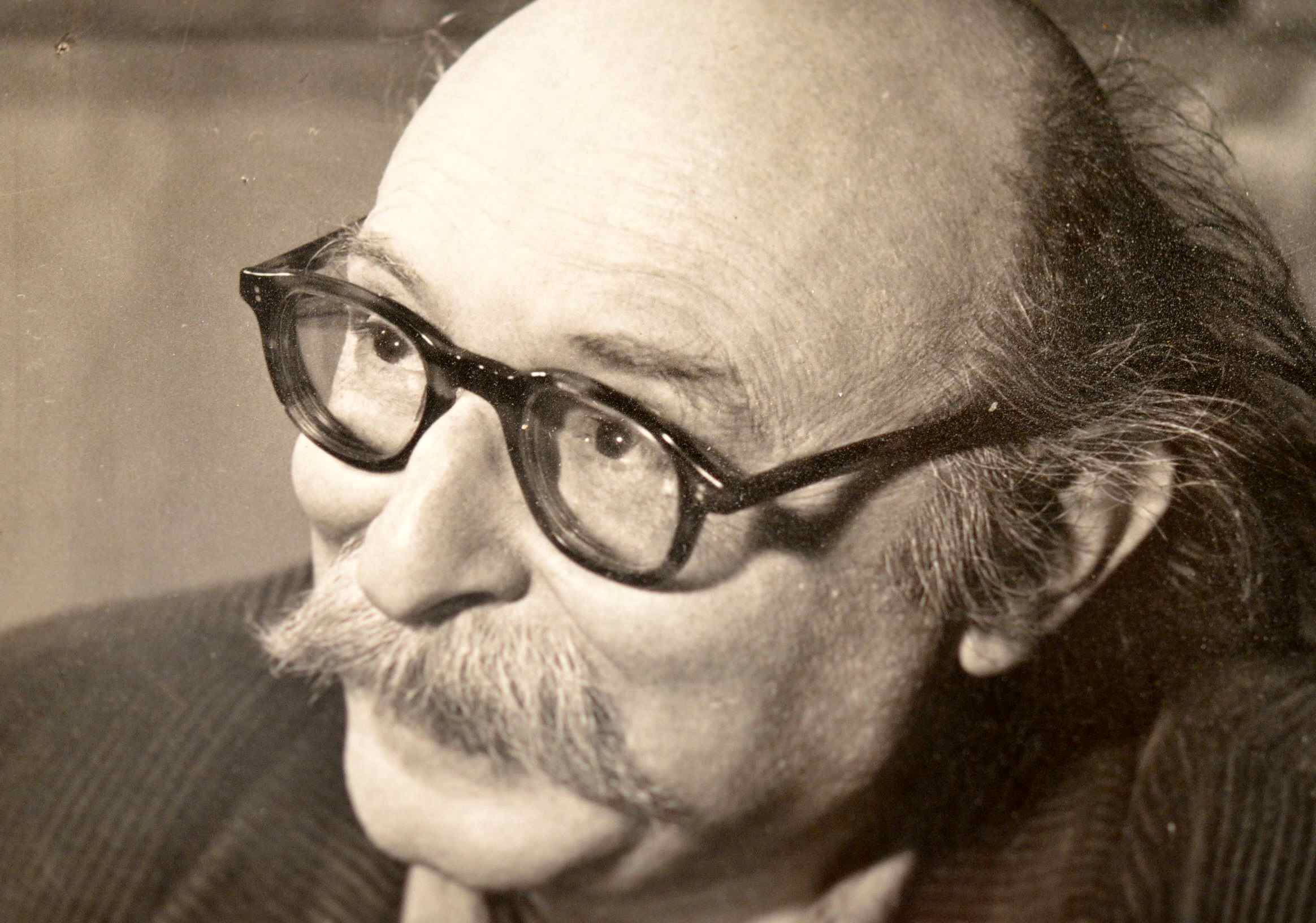 Photo signée de Jean Rostand jouant aux échecs.