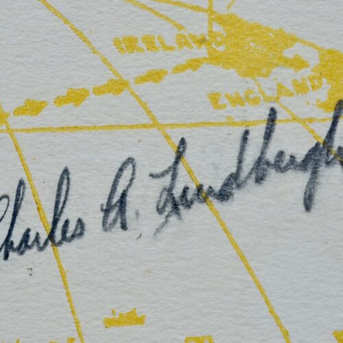Lindbergh signe une carte de sa traversée de l'Atlantique