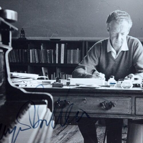 Photographie signée de Britten, avec son piano