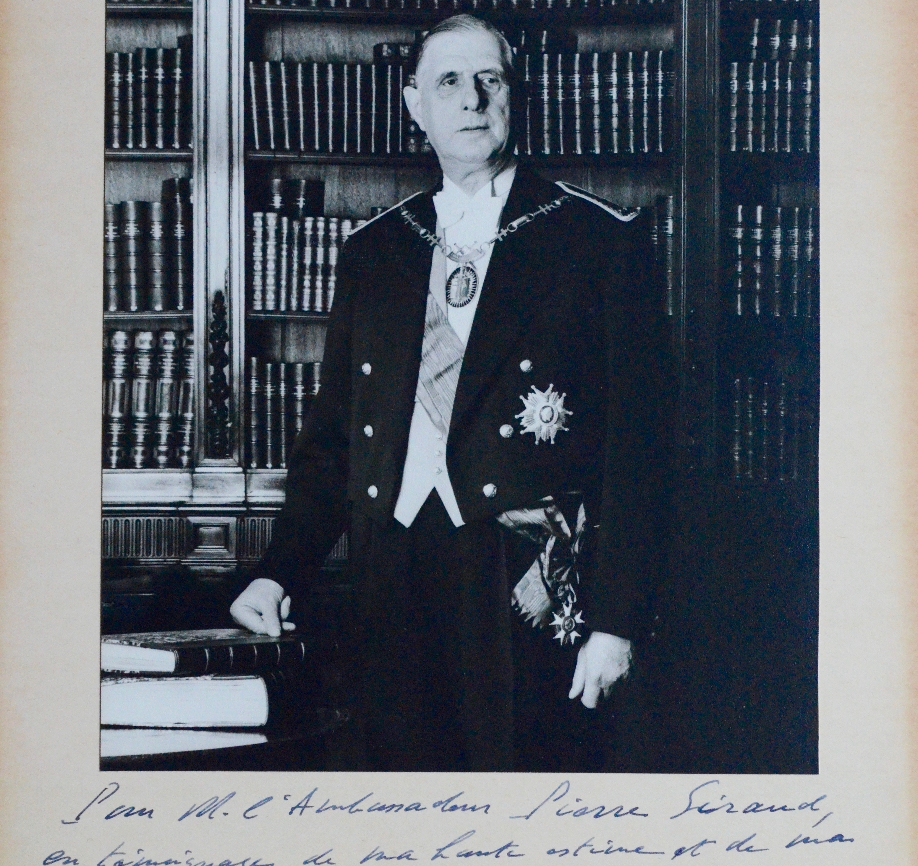 Portrait officiel du général de Gaulle dédicacé