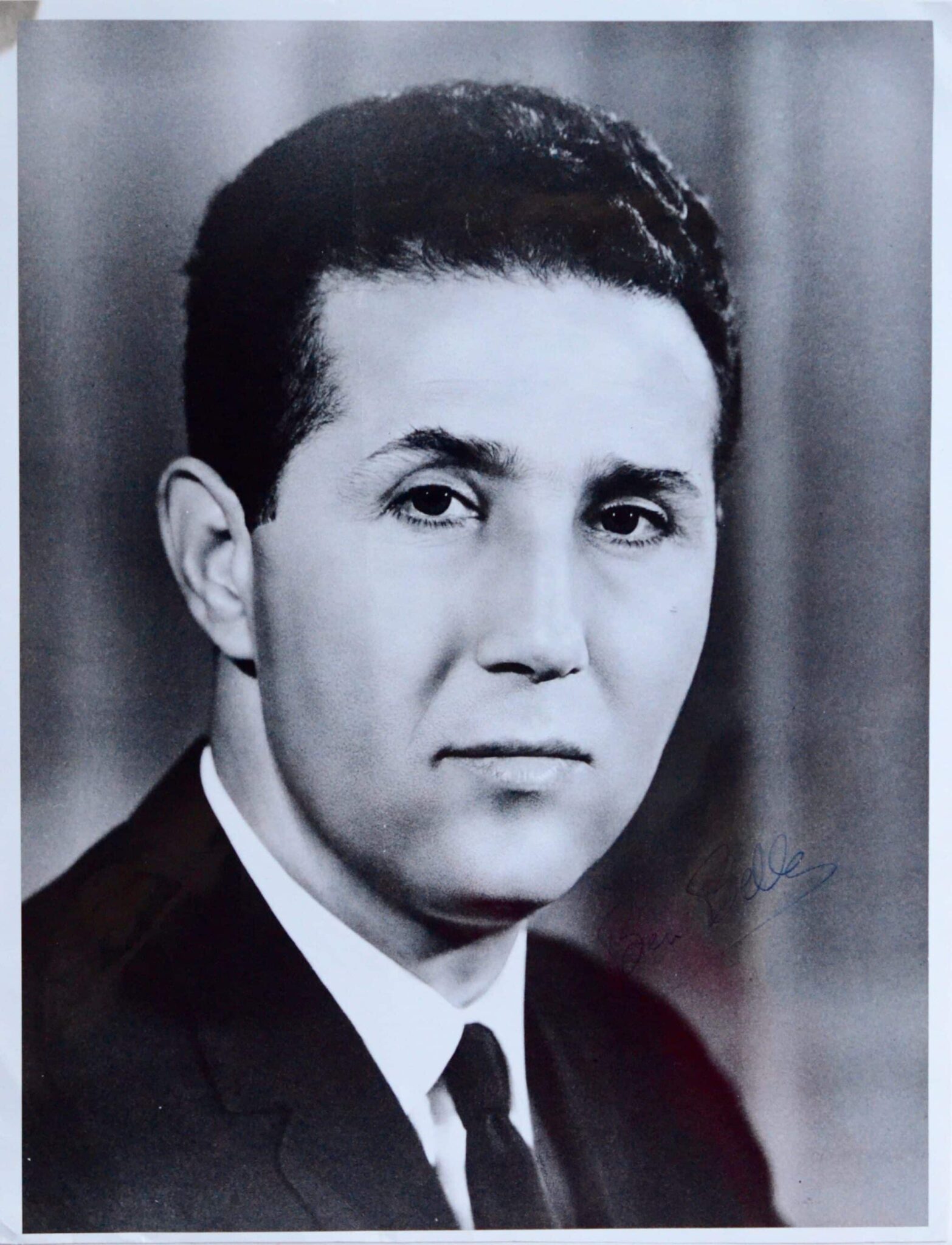 Beau portrait d’Ahmed Ben Bella, avec signature autographe