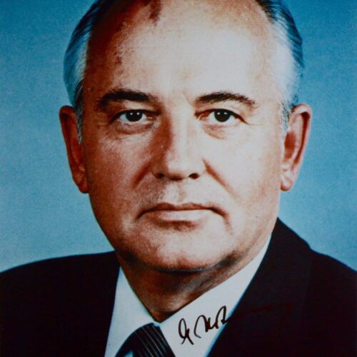 Portrait photographique signé de Mikhaïl Gorbatchev, ancien président de l'U.R.S.S.