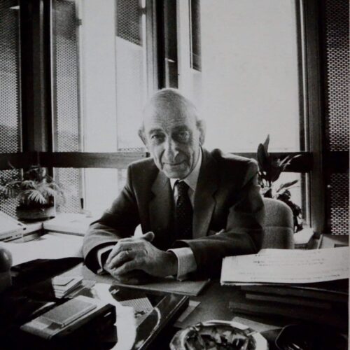 Beau portrait de Raymond Aron, assis à son bureau, par Bruno de Monès