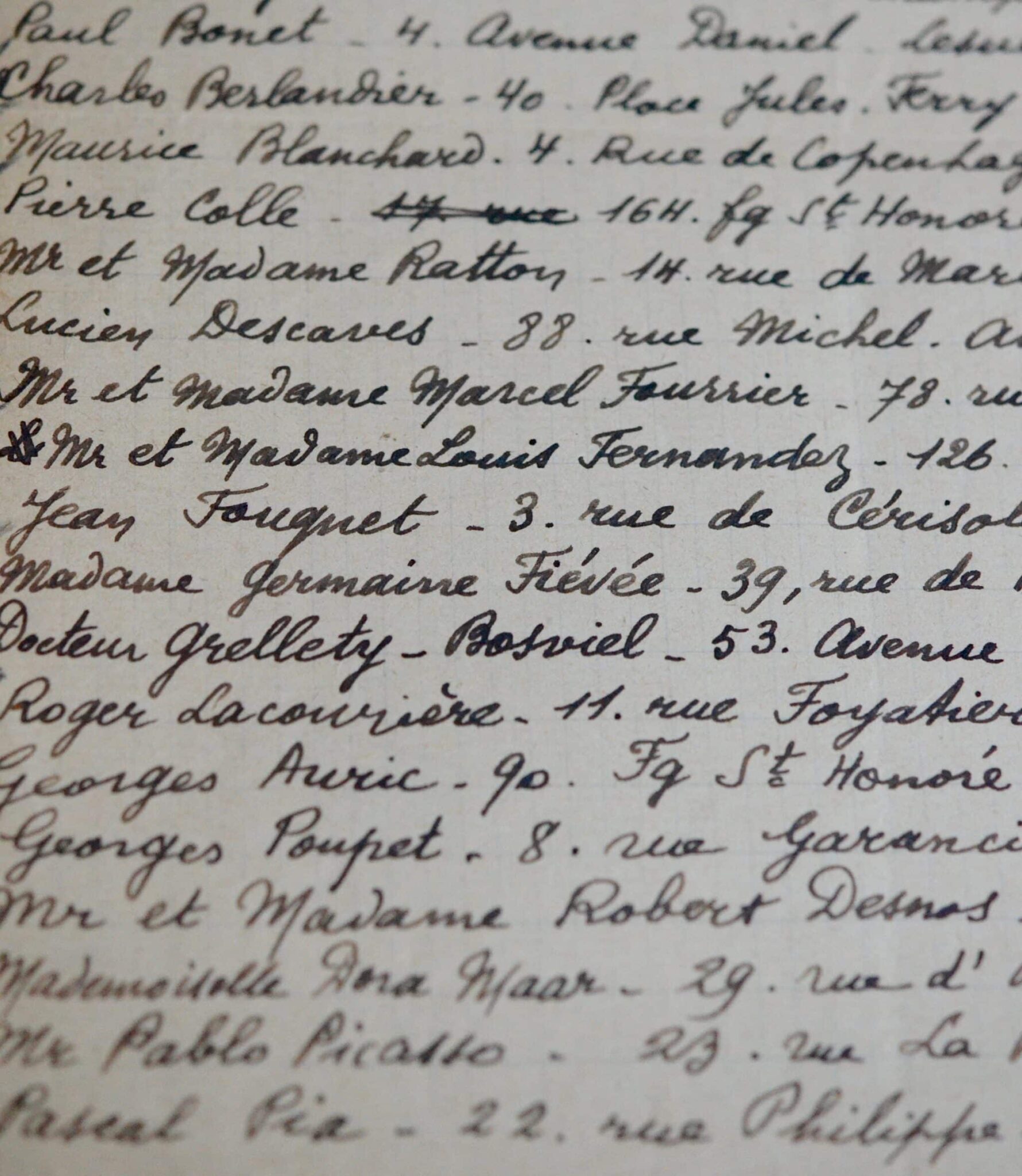 Paul Éluard liste les adresses de ses proches : Picasso, Desnos, Auric, Dora Maar, etc