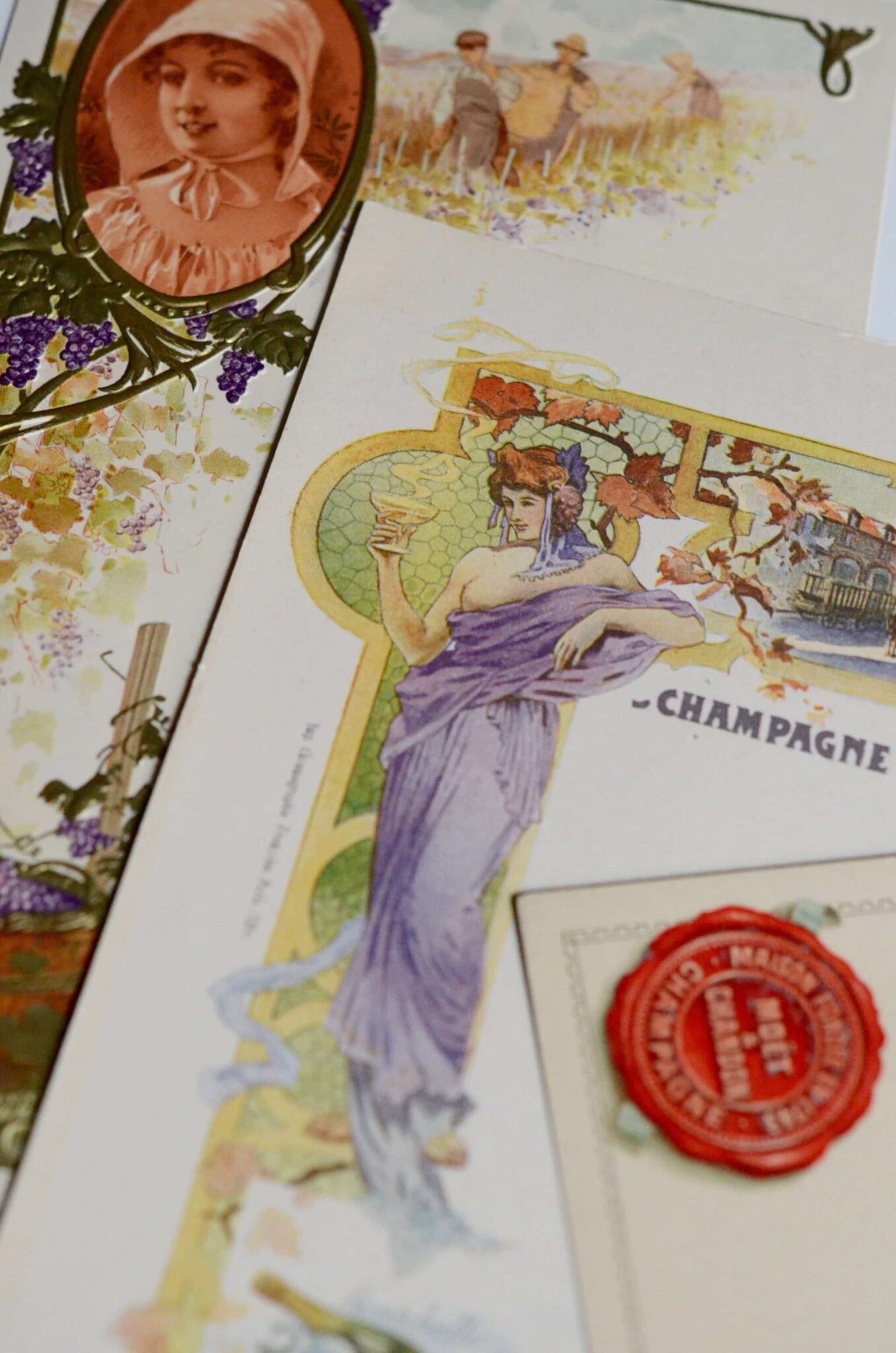 Trois menus vierges de célèbres maisons de Champagne : Moët & Chandon, Clicquot et Montebello