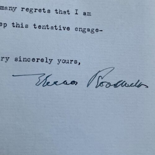Eleanor Roosevelt annule un engagement depuis l'Hôtel de Crillon à Paris