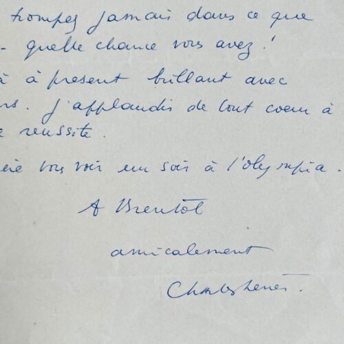 Charles Trenet applaudit la performence de Paul Meurisse dans la pièce de Jean Renoir