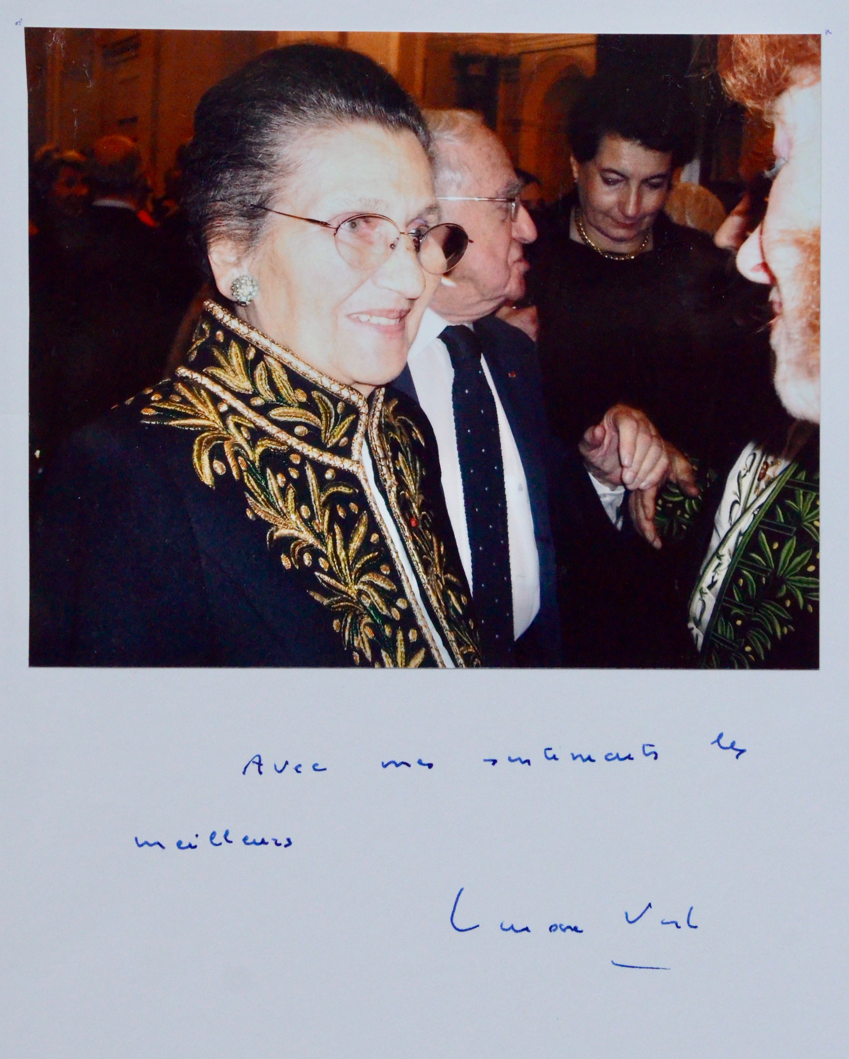 Portrait de Simone Veil en tenue d’Académicienne avec envoi autographe signé
