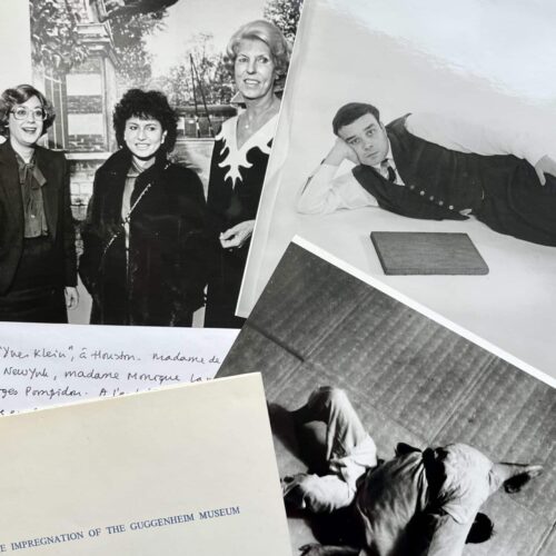 Belle photographie d'Yves Klein par Willy Maywald, accompagnée de divers documents sur Klein