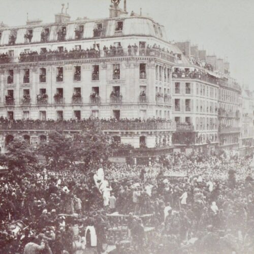 Émouvante photo de milliers d’anonymes, à Saint-Germain-des-Prés, à l’enterrement de Victor Hugo