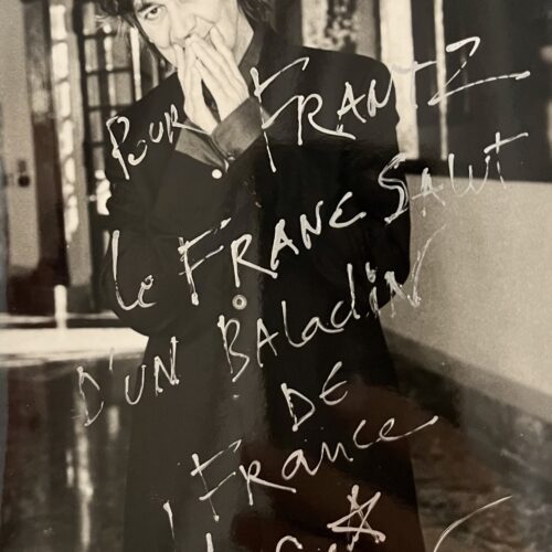 Belle photo dédicacée de Jacques Higelin : "Le Franc salut d'un baladin de France"