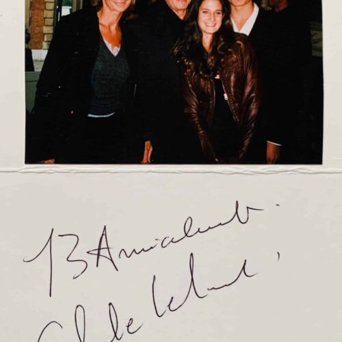 Photographie originale de Claude Lelouch et sa famille, avec dédicace.