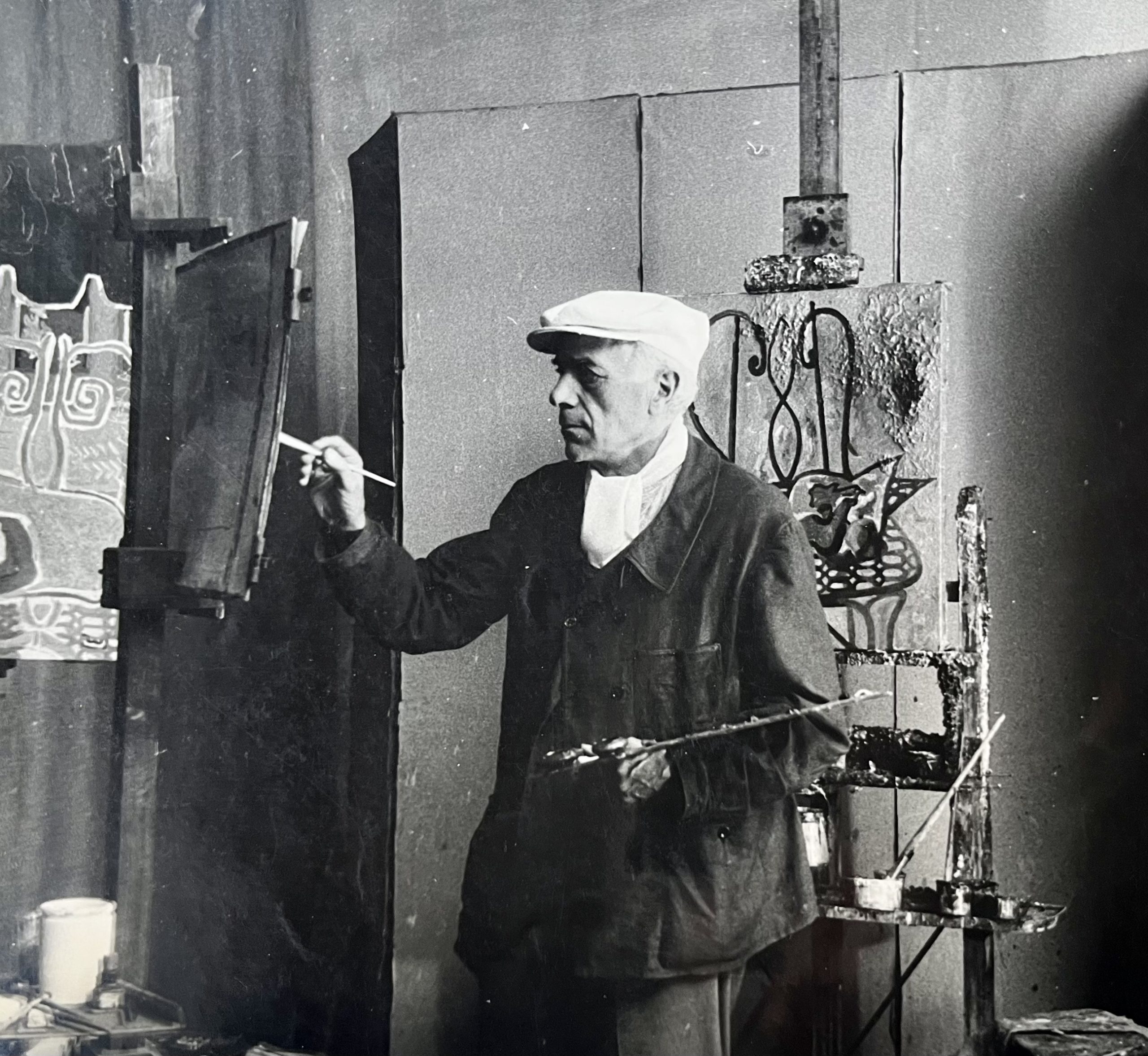 Beau portrait photographique de Georges Braque, peignant dans son atelier