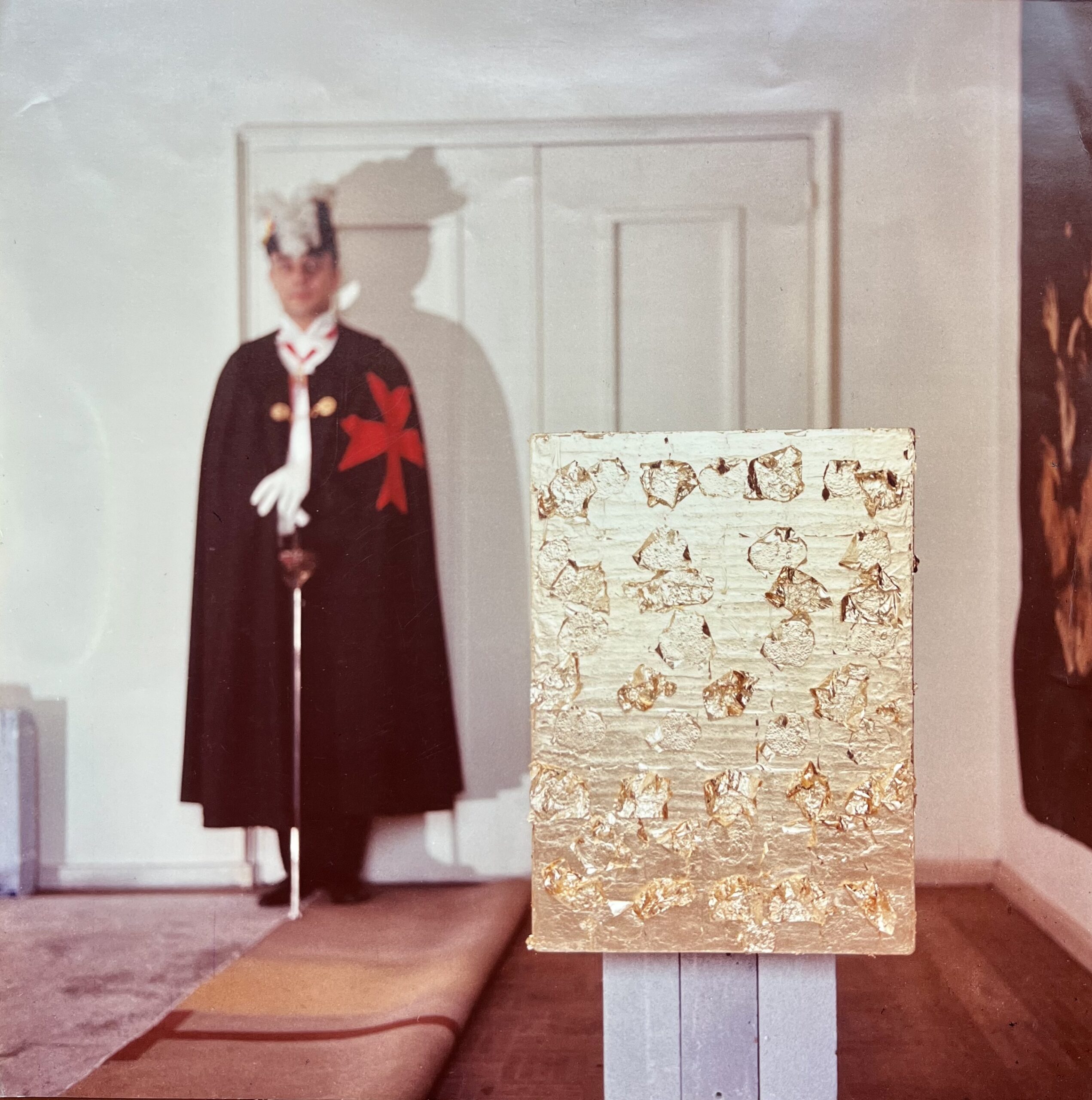 Photo d’Yves Klein en chevalier de Saint-Sébastien avec son Monogold MG20