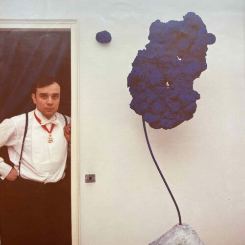 Yves Klein pose avec sa sculpture éponge SE167 bleu Klein