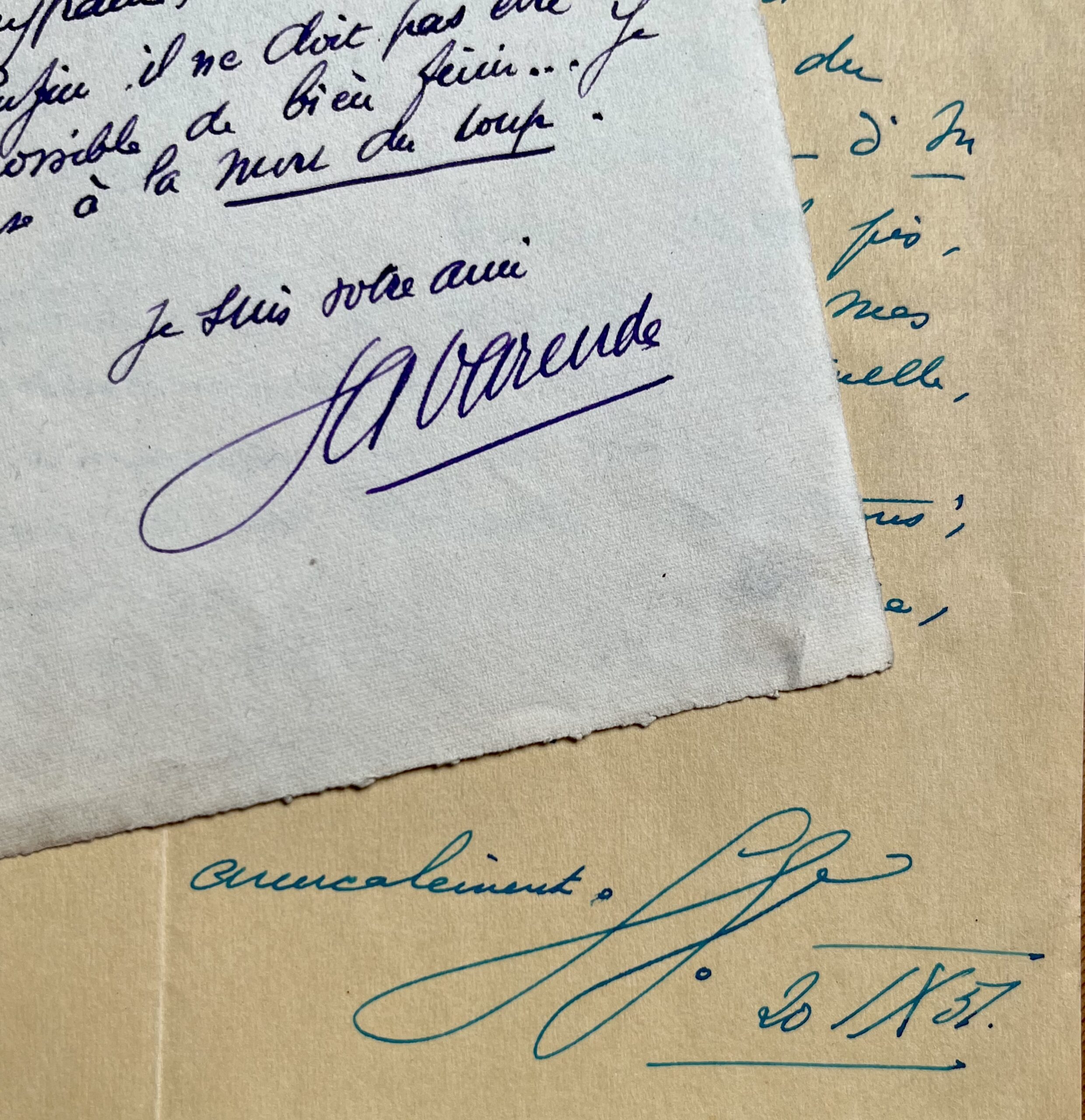 Jean de La Varende se cramponne « pour se maintenir au dessus du découragement, du désespoir »