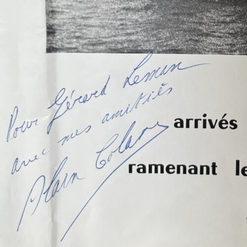 Handtekening van navigator Alain Colas op een poster van de Pen-Duick IV na de transatlantische race van 1972