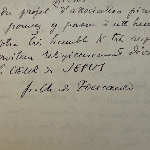 Pater Charles de Foucauld stellt sich zur Verfügung, um ein Projekt eines religiösen Vereins zu unterstützen