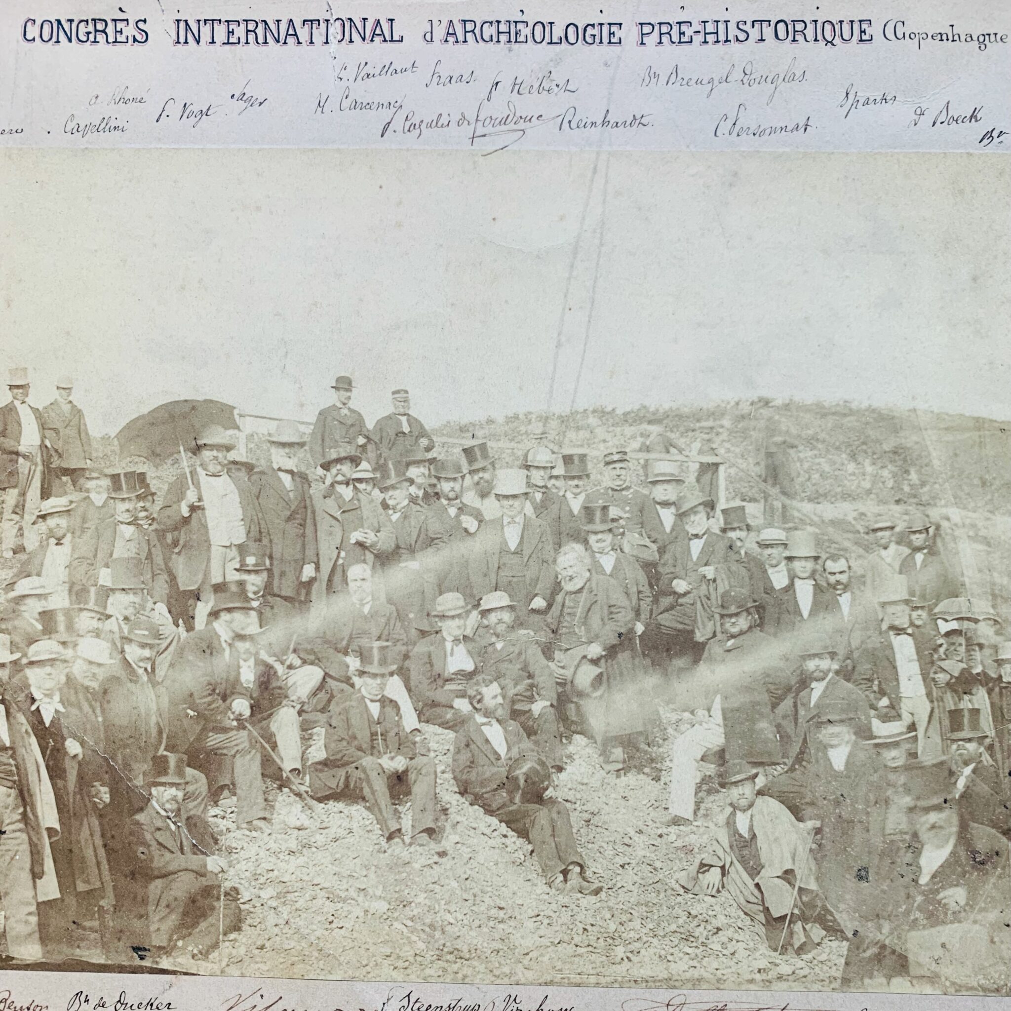 Photographie avec signatures des participants au Congrès Préhistorique de Copenhague en 1869