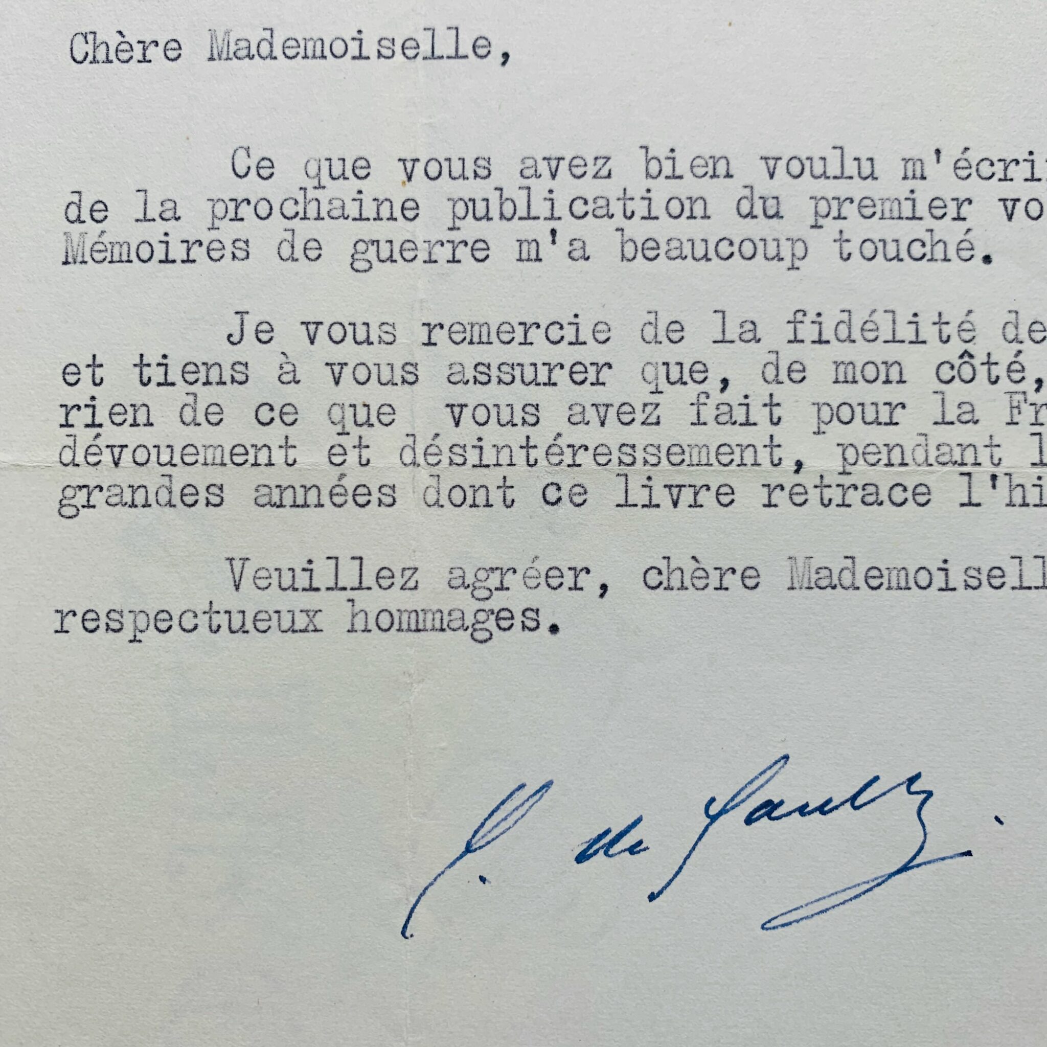 Au moment de publier ses Mémoires de Guerre, Charles de Gaulle se souvient du dévouement de la résistante Germaine Merlange