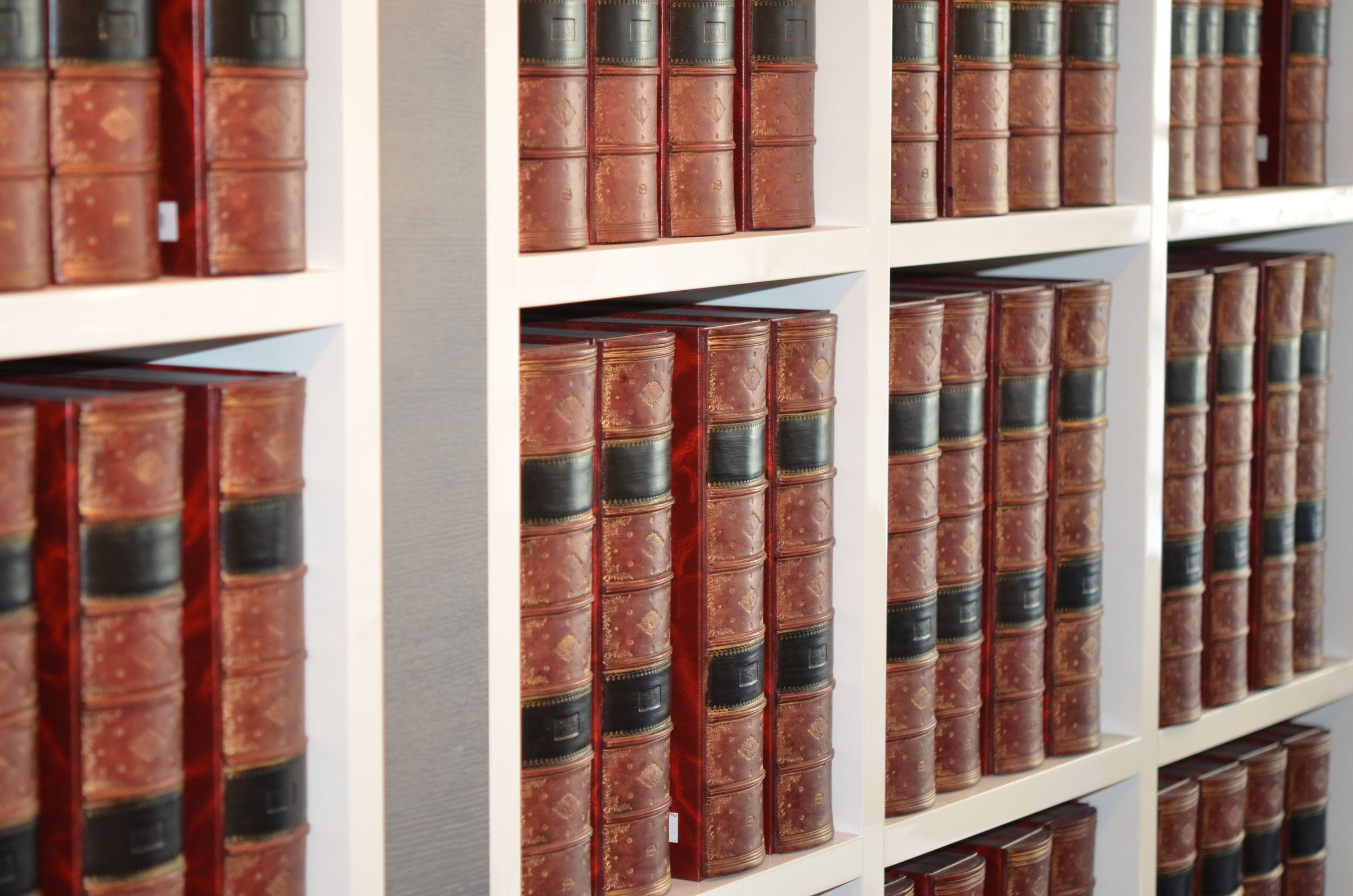 Livres anciens, reliures rouges Vecchi libri con la rilegatura rossa sugli scaffali