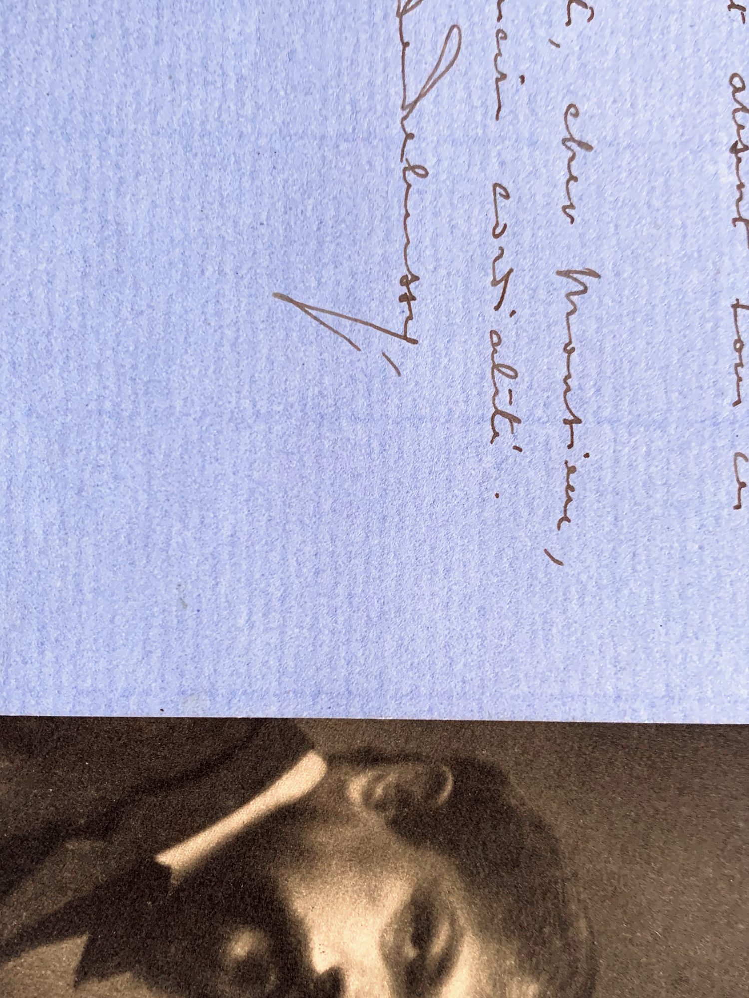 Lettre autographe sur papier bleu et portrait photographique ancien Lettre autographe sur papier bleu posée sur un portrait photographique ancien