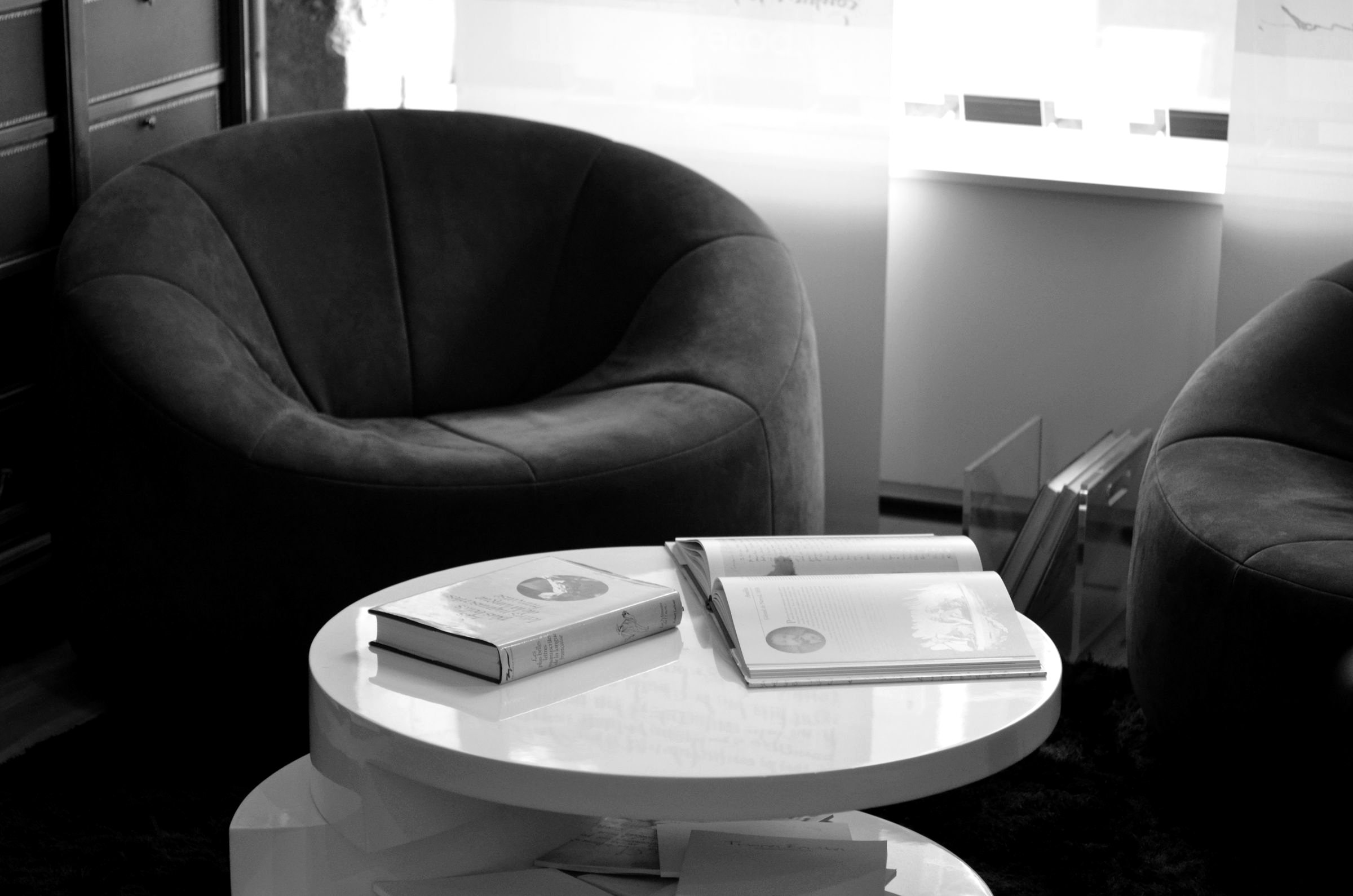 Sala de consulta de documentos con sillones, en blanco y negro