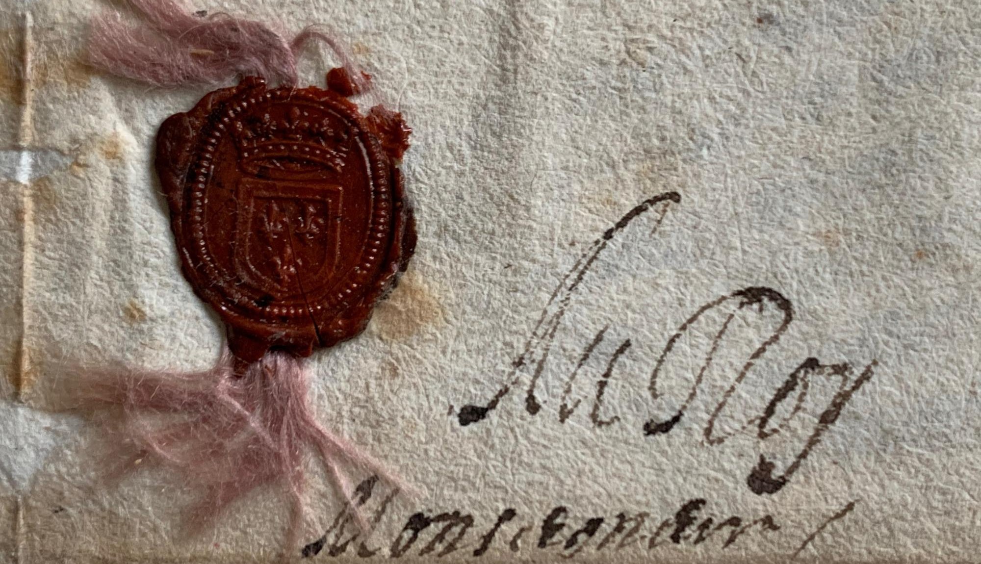 Sceau de cire rouge Sceau de cire rouge aux armes de France sur une lettre ancienne signée