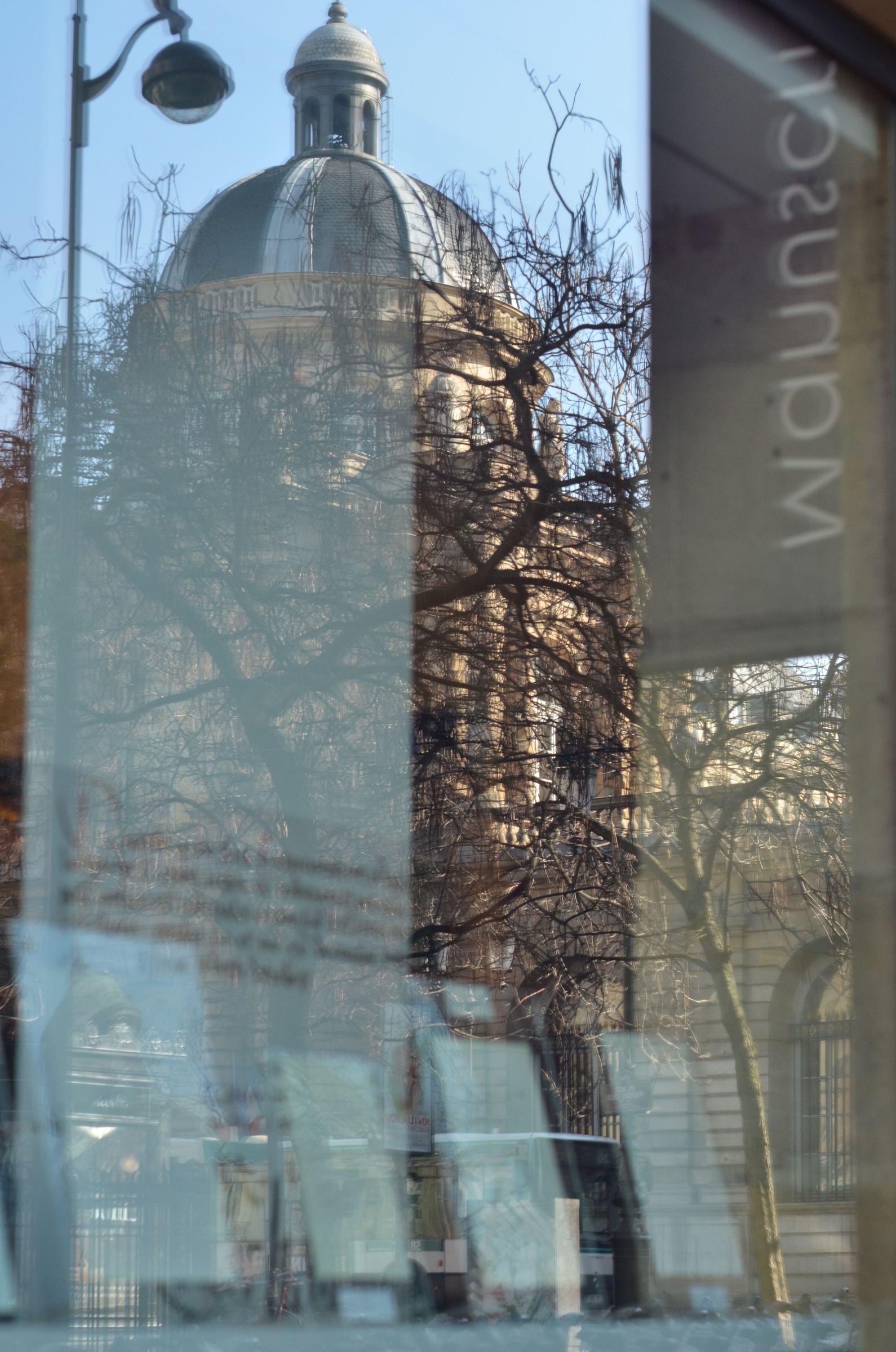 Vitrine de manuscrits, reflet du dôme Una teca contenente manoscritti che riproduce la cupola del Palazzo del Lussemburgo
