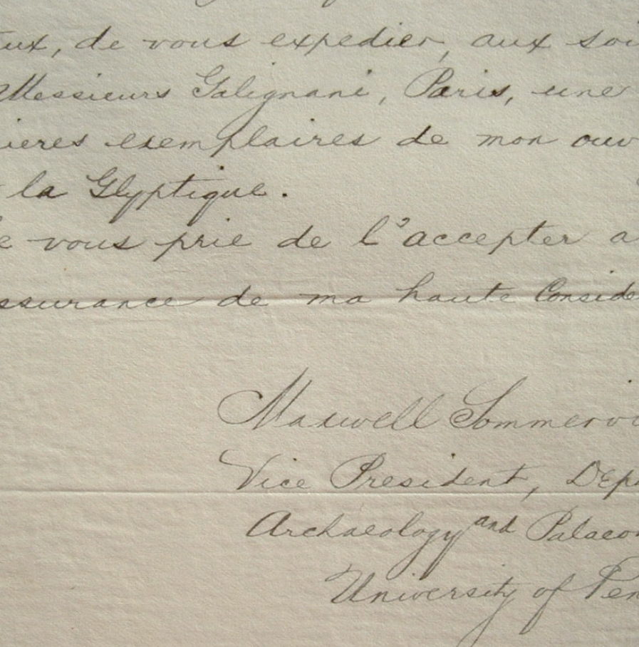 Le gemmologue américain Maxwell Sommerville publie son ouvrage sur la glyptique.