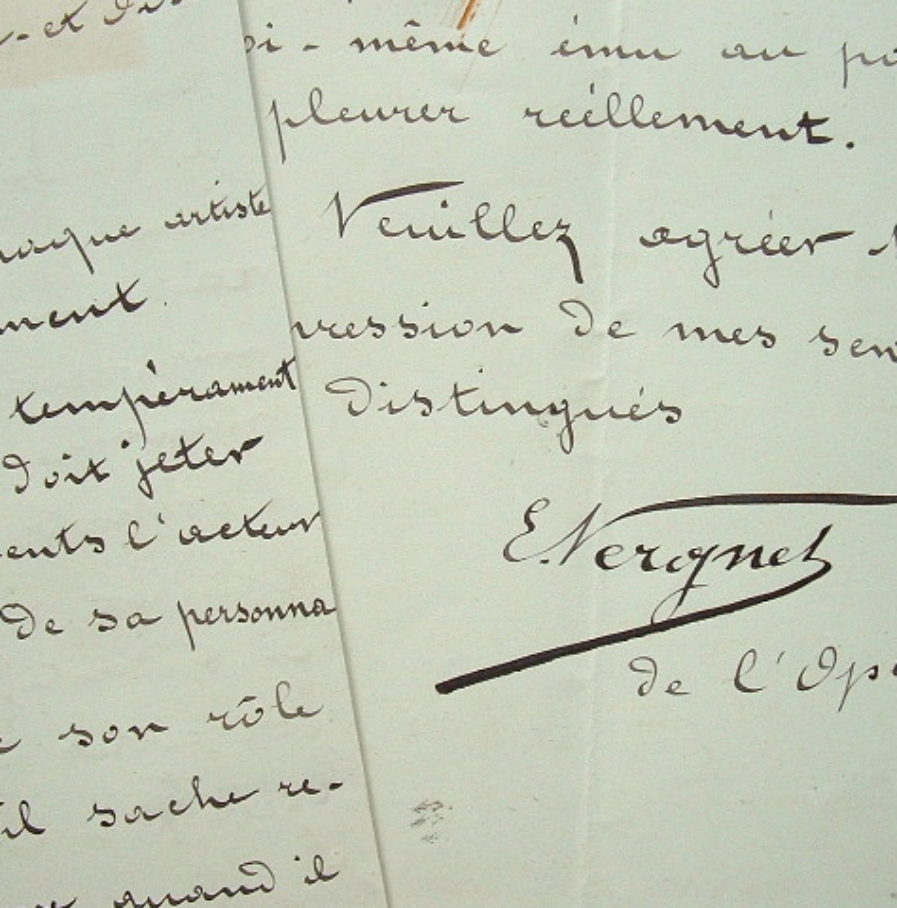 Le ténor Edmond Vergnet ému aux larmes sur scène.