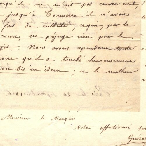 Benjamin Guérard occupé à vider la bibliothèque.