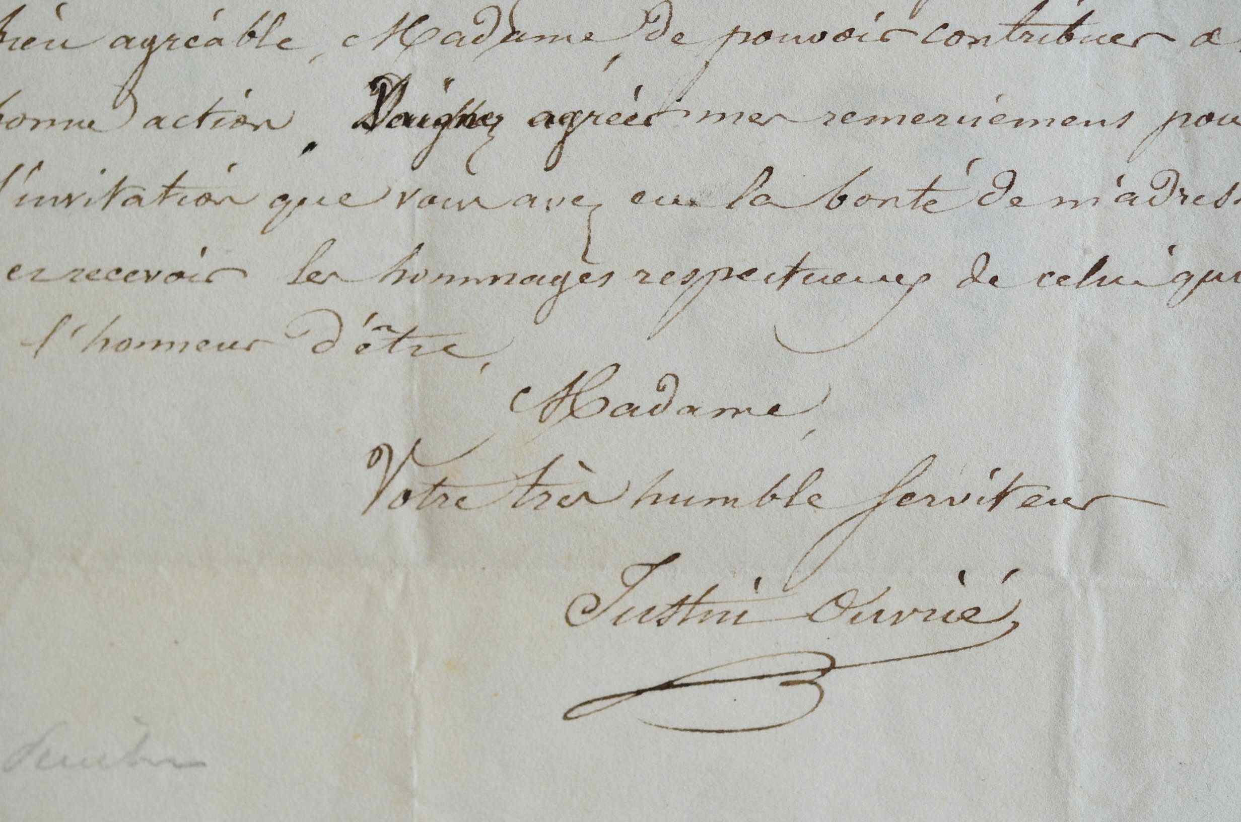 Pierre-Justin Ouvrié offre un dessin à la musicienne Emma Guyet-Desfontaines.