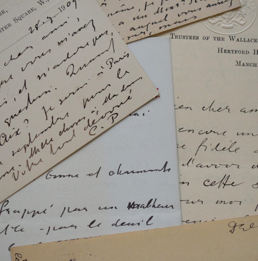 Sir Claude Phillips court les expositions pour oublier son chagrin.